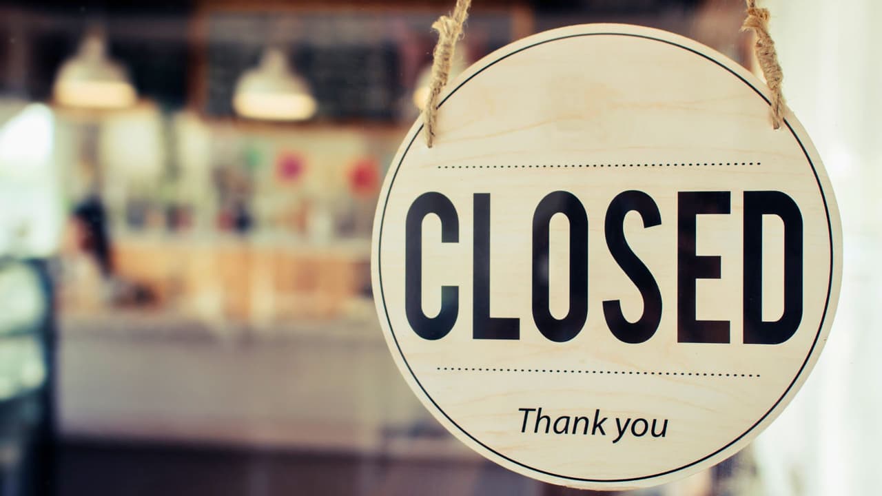 En 2025,
<b> </b>
<a href="https://www.univision.com/noticias/estados-unidos/cadenas-planean-cerrar-miles-tiendas-estados-unidos" target="_blank">varias cadenas de tiendas están cerrando</a>. Las razones de estos cierres van
<b> desde la competencia con las compras en línea hasta la caída de las ventas en algunas de sus tiendas</b>. Aquí te contamos cuáles son las cadenas más afectadas y lo que esto significa para los consumidores.