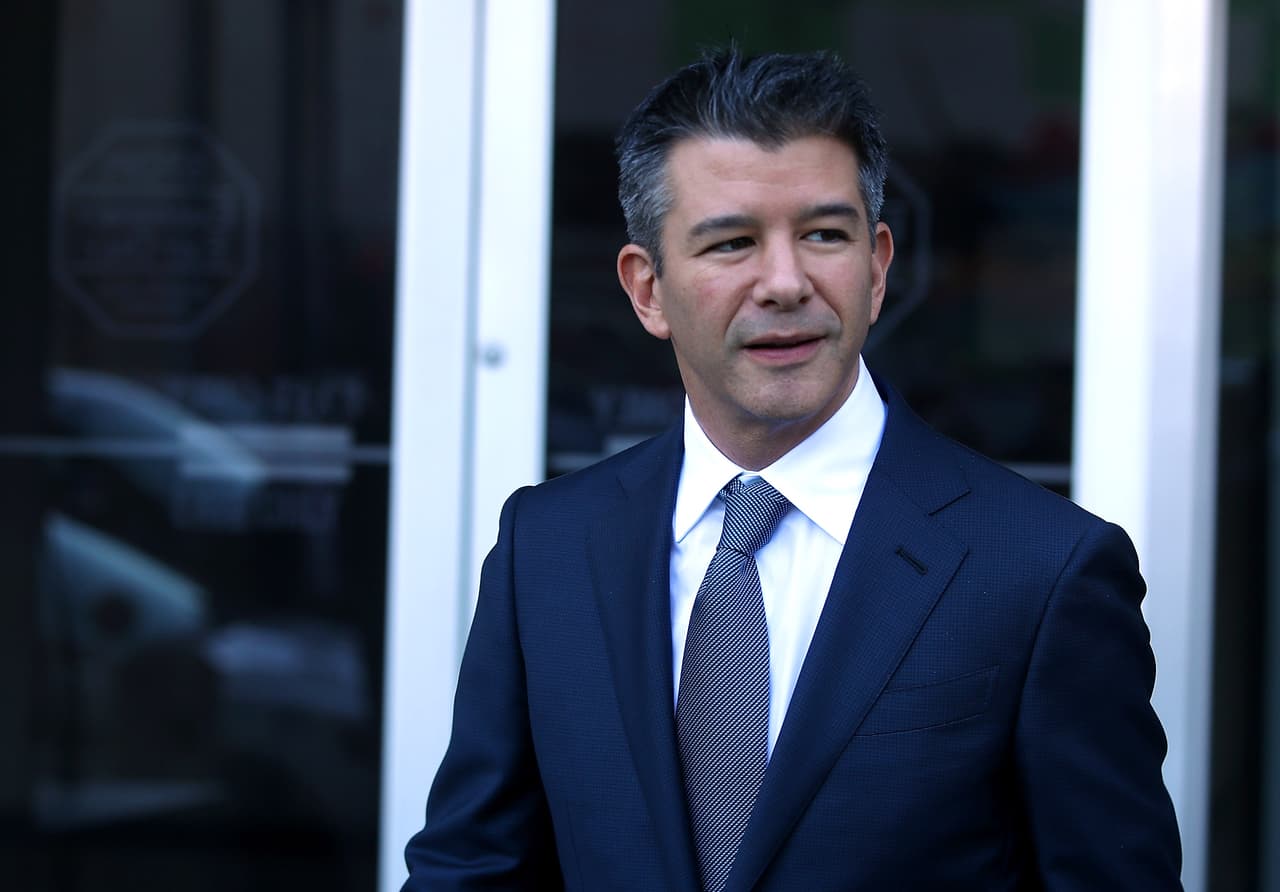 <b>Travis Kalanick (fundador de Uber)</b>
<br>
<br>Patrimonio neto: 6,300 millones de dólares.
<br>
<br>Primer empleo: vendedor puerta a puerta.
<br>
<br>El fundador y exCEO de Uber
<a href="https://www.entrepreneur.com/article/245652"><u>vendío cuchillos para la compañía Cutco cuando era adolecente</u></a>. Más adelante, a los 18 años, comenzó su primer negocio: un curso de preparación para la prueba de aptitud académica preuniversitaria.
<br>