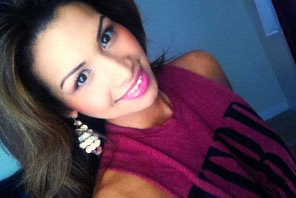 A través de las famosas fotos 'selfies' es como nuestra reina mantiene una estrecha relación con sus seguidores. Este tipo de fotos se han convertido en un fenómeno y no hay quién no se haya tomado una. Ahora puedes subir la tuya con el hashtag #NBLselfie para ganar un kit de belleza, los detalles aquí