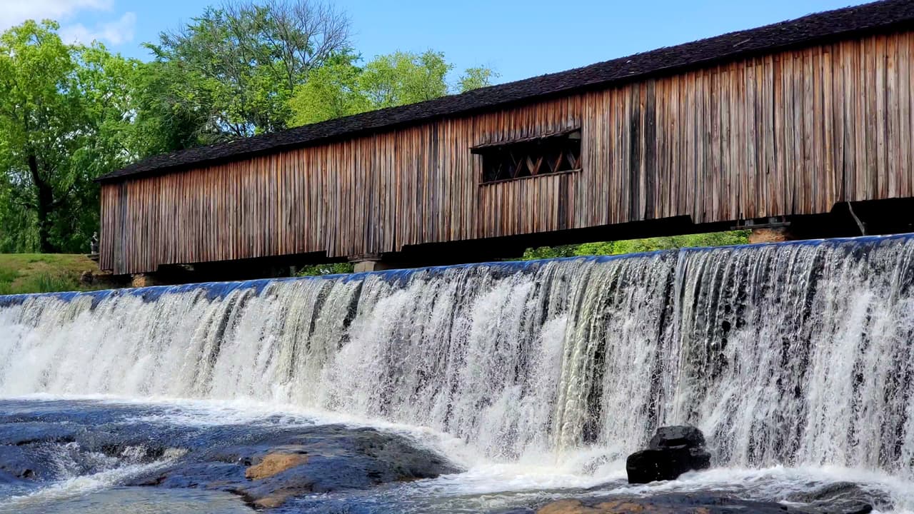 Está ubicado a más de 90 millas por carretera al este de Atlanta.