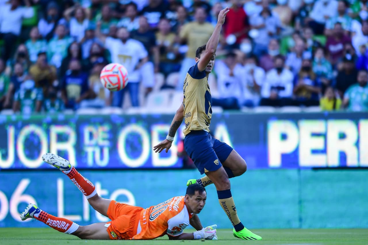 Los descuidos en la recta final del primer tiempo se quedaron cerca de convertirse en goles de Pumas. Los del Pedregal encontrarían el 0-2 sobre la hora con un frentazo de Gustavo Del Prete, quien se estrenó como goleador en la liga.