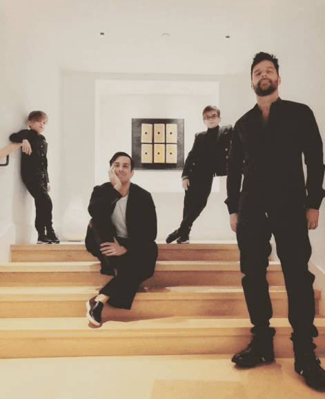 "Mucha gente me dice 'tus hijos salen en la portada de revistas y bla, bla, bla' y yo solo les digo sí, porque quiero normalizar esto, quiero que la gente me mire, mire a mi familia y diga 'no hay nada de malo al respecto'. Es parte de mi misión y es parte de la misión de mis hijos", declaró el boricua en entrevista.