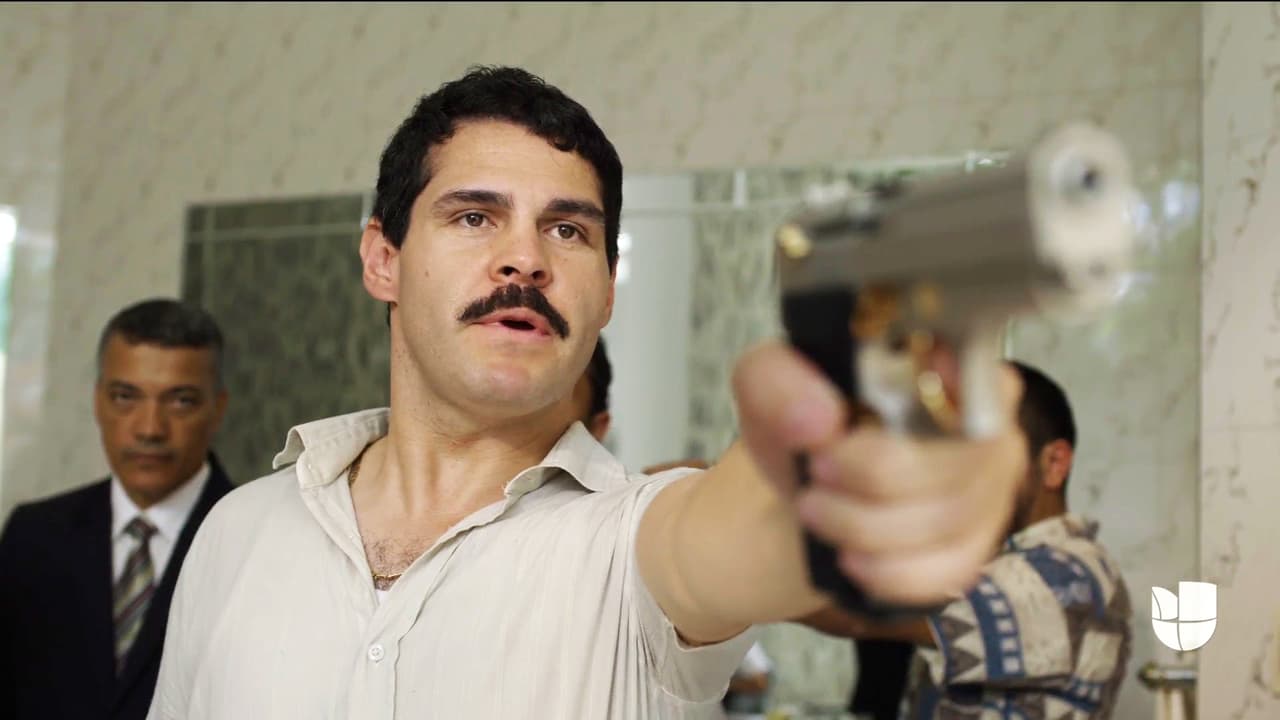 Con el tiempo encima, 'El Chapo' buscó al jefe de la policía y lo amenazó de muerte. A cambio de su vida, le exigió el regreso de la droga.