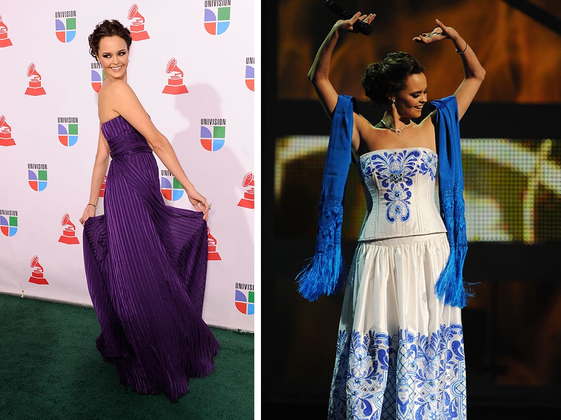 Y para 2009 hizo un contraste de colores y estilos muy notorio. Para la alfombra eligió este vestido morado que le cubrió hasta los pies, pero para el escenario lució este atuendo en blanco con motivos azules que fue destrozado por los expertos en moda.