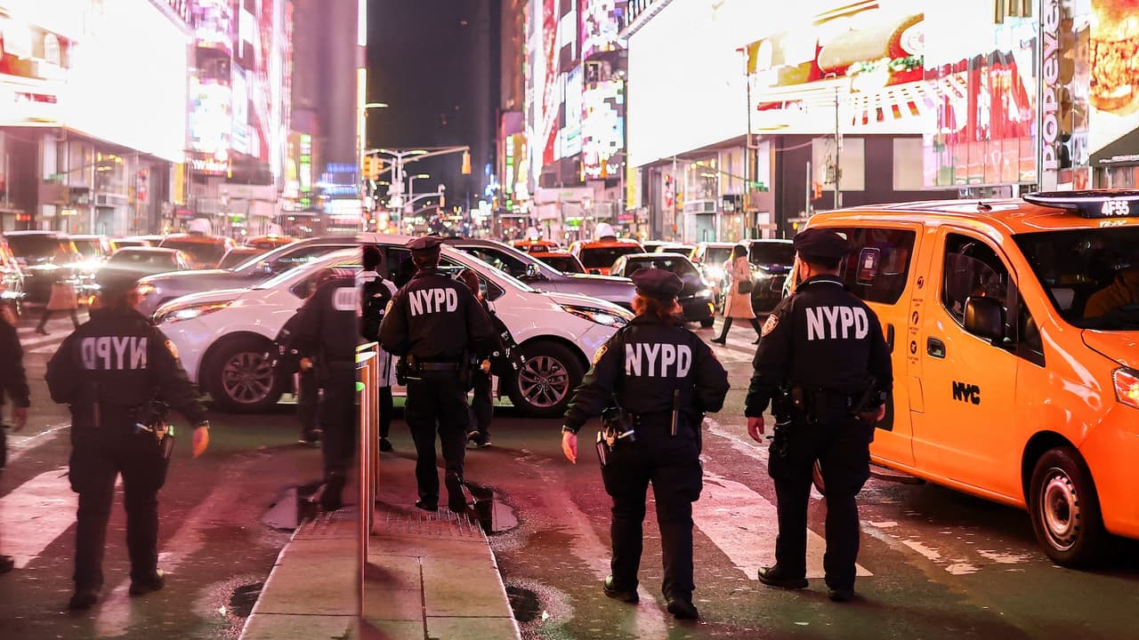 Se registra fatal apuñalamiento cerca de Times Square; NYPD busca a tres sospechosos