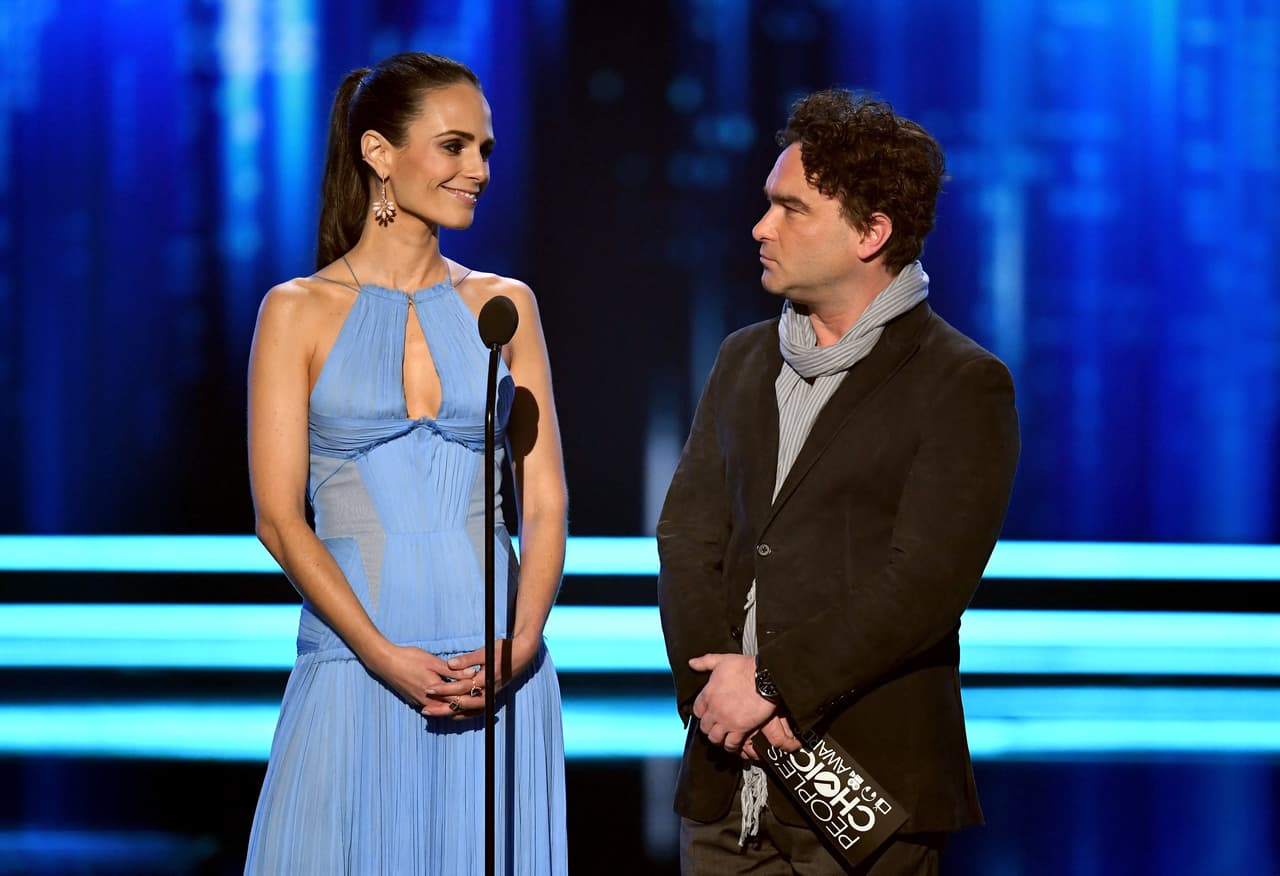 Jordana Brewster y Johnny Galecki anunciaron la terna de Actriz Favorita de Comedia - TV.