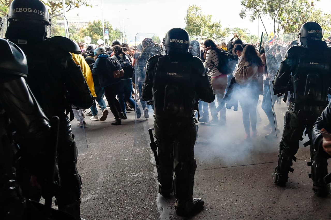 Las movilizaciones provocaron el bloqueo de algunas estaciones de autobuses en Bogotá que fueron atacadas por encapuchados, mientras que en el noroeste de la ciudad hubo enfrentamientos entre manifestantes y la policía que lanzó gases lacrimógenos para despejar las vías y dispersar la multitud.
<br>