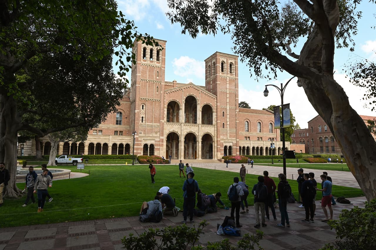 Universidad de California eliminará los requisitos de ACT y SAT para admitir estudiantes