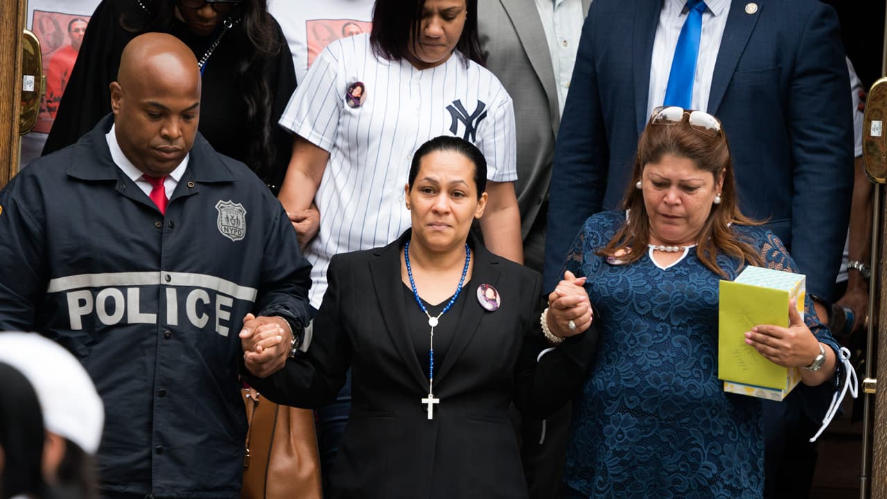 Miles de personas asistieron al funeral de 'Junior'. En la imagen, su madre, Leandra Feliz, es escoltada afuera del Templo de Nuestra Señora de Monte Carmel, el 27 de junio de 2018.