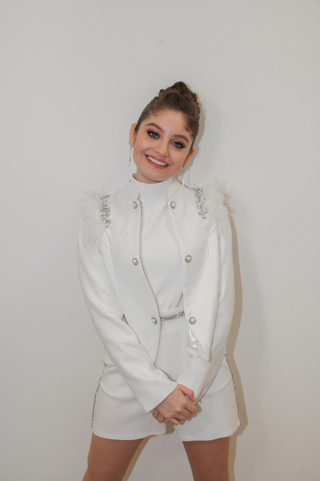 Nuestra querida Karol Sevilla acudió a la octava gala de Pequeños Gigantes vestida completamente de blanco, su conjunto estaba integrado por un short, una blusa y un saco.