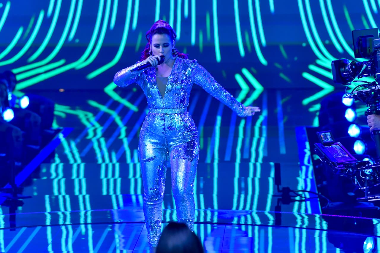 Las siguientes en pasar al escenario fueron
<a href="https://www.univision.com/shows/reina-de-la-cancion/wanda-lopez-la-cubana-pelirroja-salsera-y-urbana-que-quiere-llegar-a-ser-como-jlo-video">Wanda López</a> y
<a href="https://www.univision.com/shows/reina-de-la-cancion/fatima-poggi-de-nuestra-belleza-latina-a-reina-de-la-cancion-fotos">Fátima Poggi.</a>