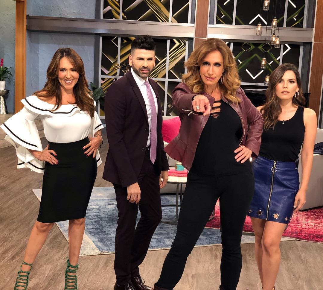 Pero ahora que El Gordo está de vacaciones, Lili se relaja un poco y aprovecha para hacer fiesta con sus compañeros presentadores.