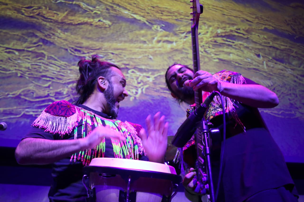 La identidad cultural es muy importante para Yegros y siente que su música ayuda a que la gente se “vuelva a conectarse con sus raíces”, y pone a bailar incluso a los que no conocen estos ritmos como la cumbia.
<br>