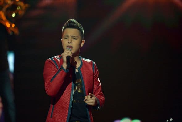 Jonatan cantó el tema 'Mi Primera Vez'.