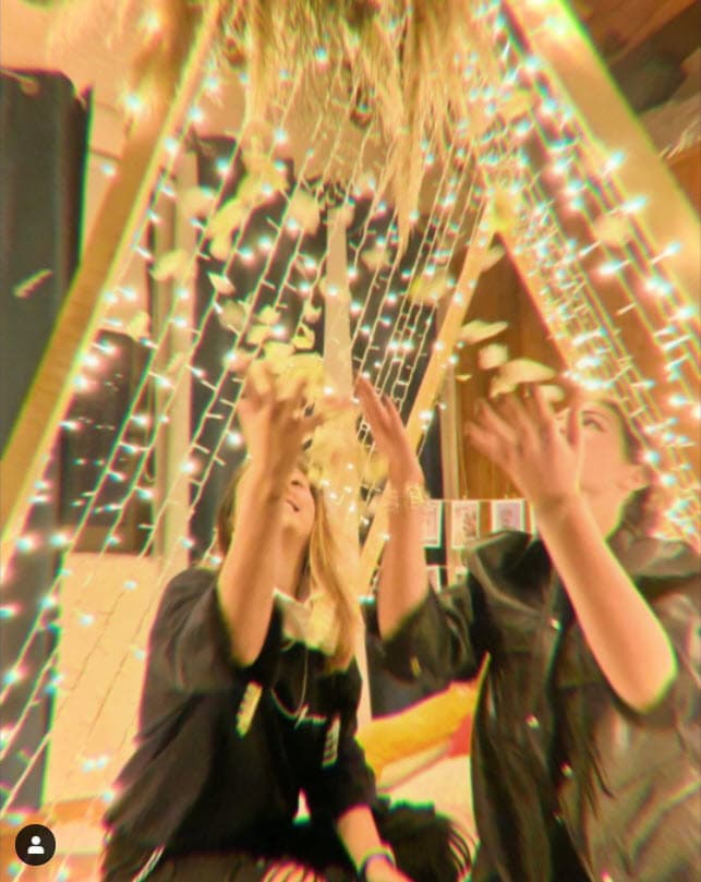 "Mi cuarto quedó oliendo a flores bien bonito después de esto (¿Quien atrapa el ramo?). Pero Pamela Rosendo huele más rico, porque huele al amor de mi vida”, escribió Pau. 
<br>