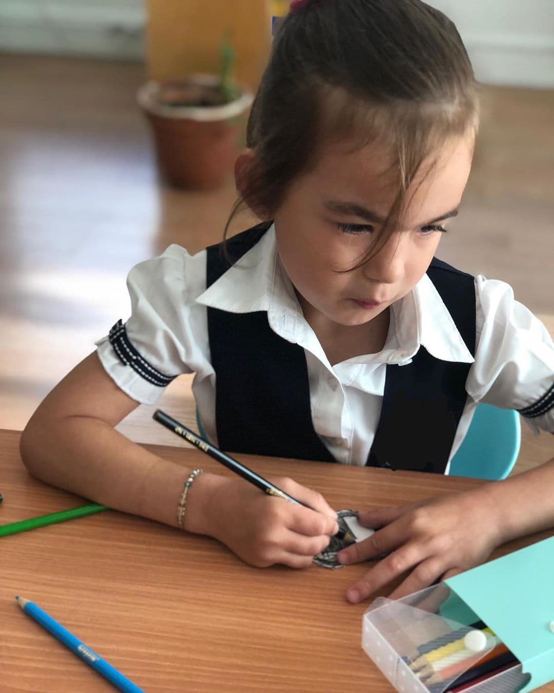 Las niñas están creciendo a pasos agigantados, ahora, ambas son estudiantes.