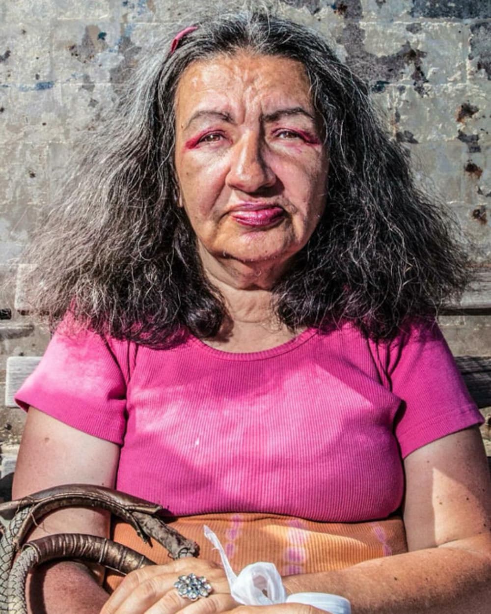 La obra de Donato Di Camillo documenta la realidad de su tiempo. Mezcla su capacidad para moverse a todo nivel en las calles con la sensibilidad de conectarse profundamente con cada personaje que fotografía. Su firme conciencia estética usa al color como un elemento esencial que da sentido a sus imágenes. Convierte a lo grotesco en hermoso y nos muestra la belleza que hay en la diversidad. 
<a href="http://donatodicamillo.com/">Foto: Donato Di Camillo/donatodicamillo.com</a>