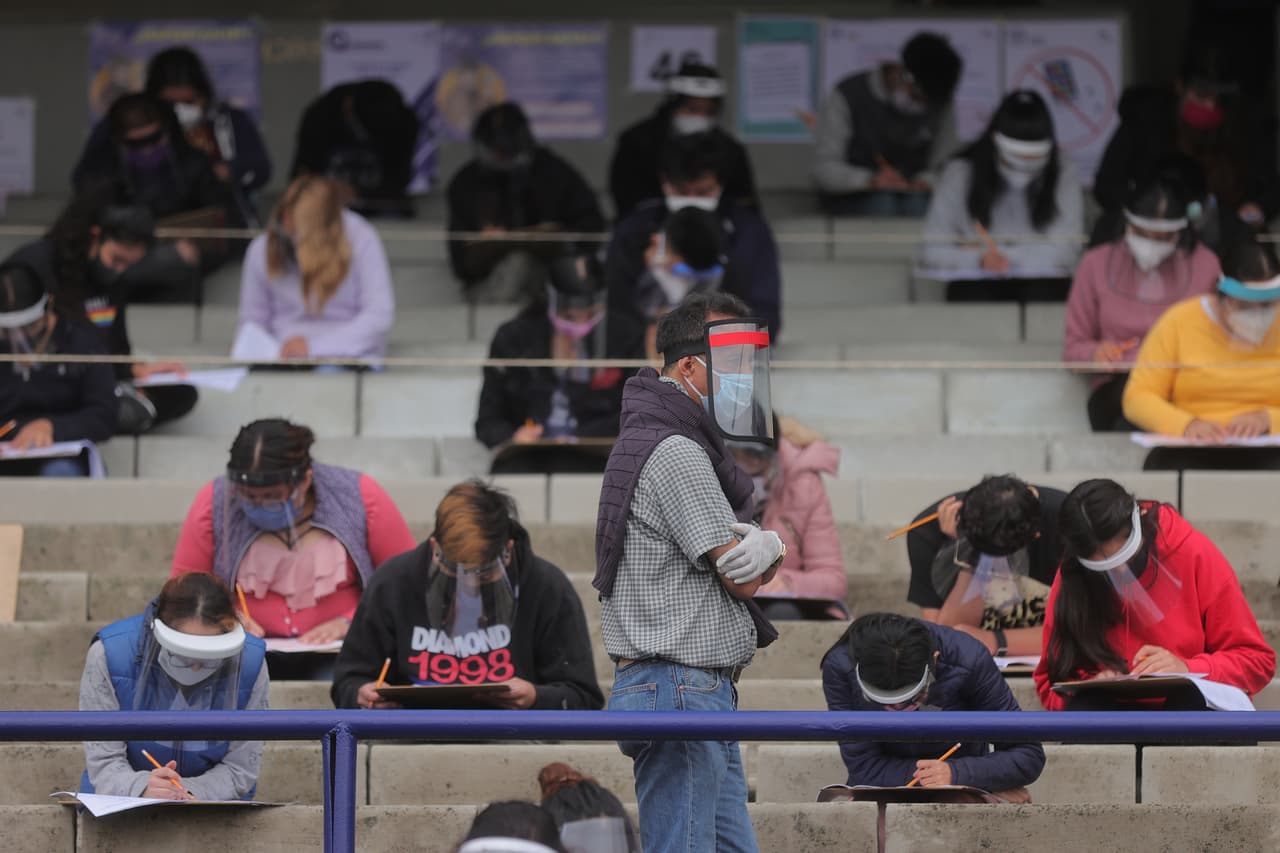 Un miembro del personal hace guardia para evitar cualquier infracción a las reglas mientras los estudiantes toman su examen de admisión. Si bien la universidad planea impartir la mayoría de sus clases a distancia el próximo semestre,
<b> sus autoridades decidieron que la prueba, bajo estrictas medidas de seguridad —no se permiten documentos, ni hablar, ni celulares u otros dispositivos electrónicos— se hiciera en persona.</b>
<br>
<br>