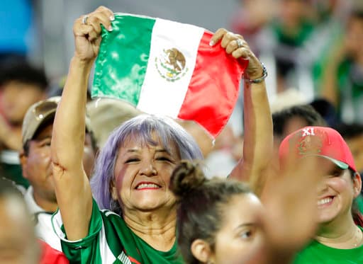 Aficionados mexicanos y catrachos colmaron las gradas del imponente University of Phoenix para el partido de cuartos de final entre México y Honduras.