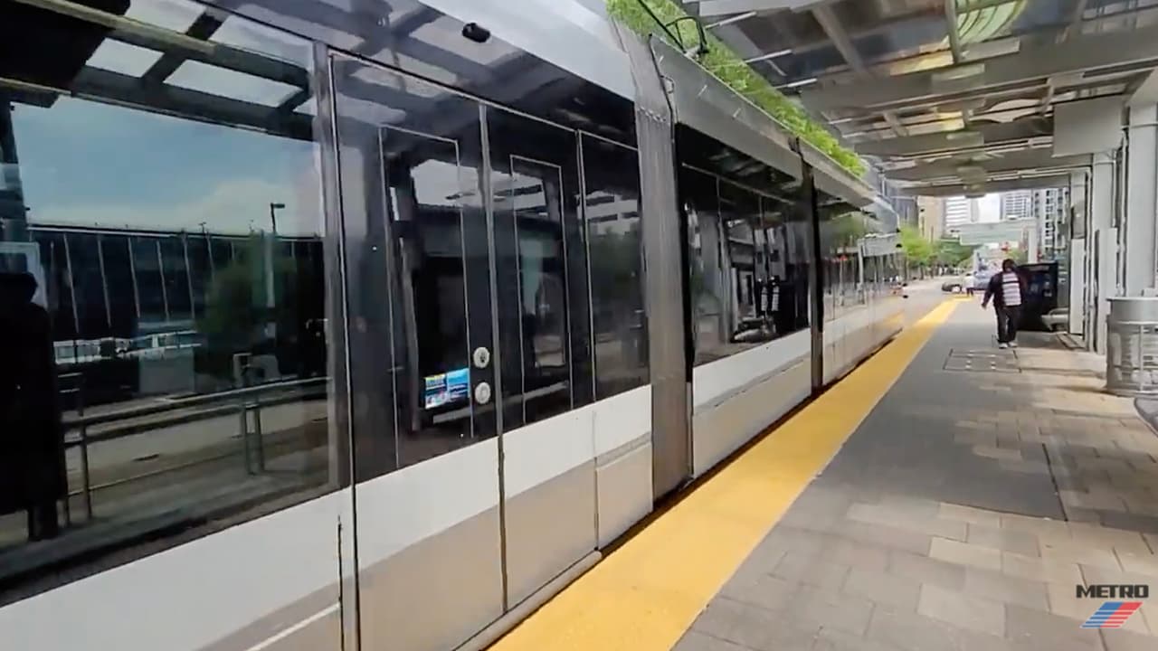 Metro Houston informó que continuará con su riguroso programa de limpieza diaria y del mediodía, prestando especial atención a las superficies que el público toca con frecuencia y los dispensadores de desinfectante todavía están disponibles en todos los vehículos.