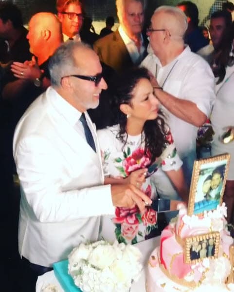 Todos los invitados se reunieron alrededor de la mesa para cortarlo.