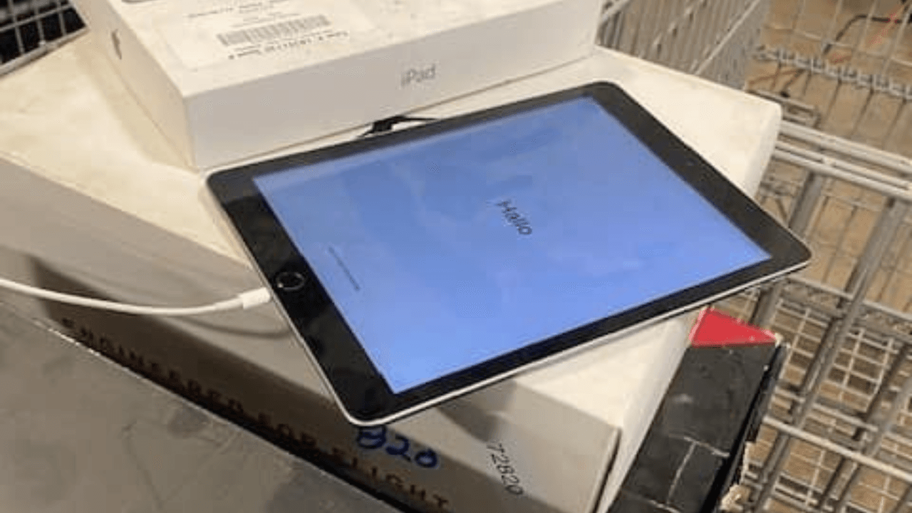 Un iPad también se incluye en la subasta.