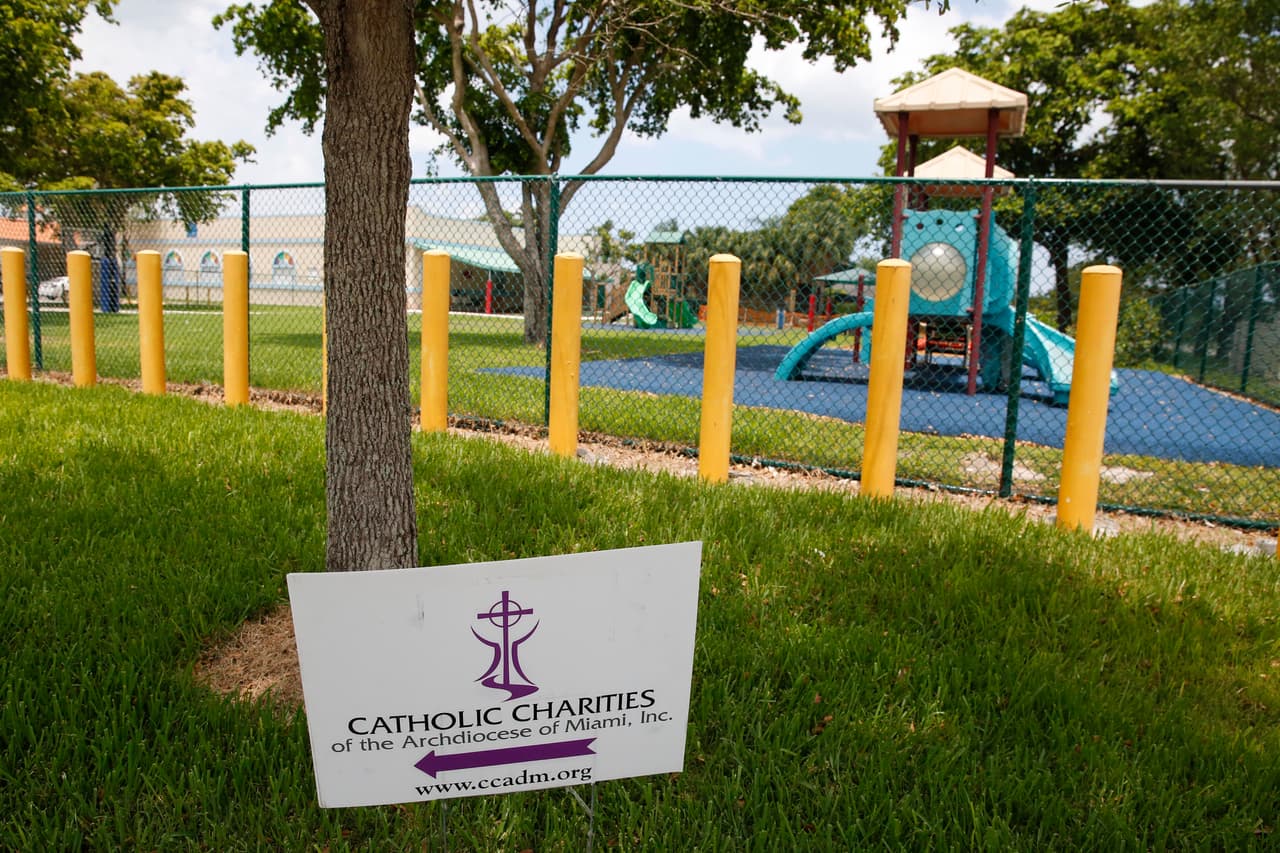 Gobierno de Trump cancela contrato con grupo católico que albergaba menores migrantes 