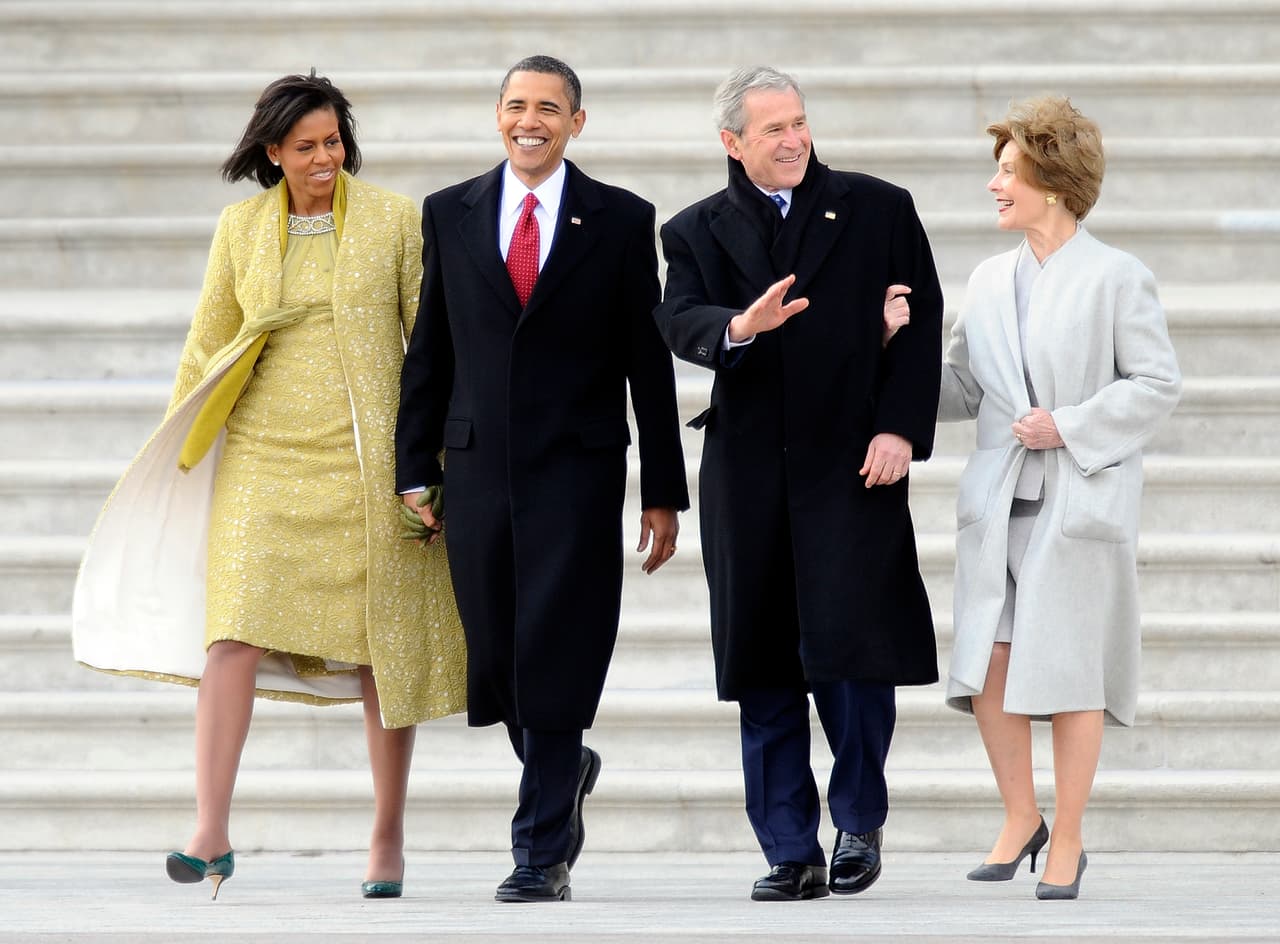 El día que Barack Obama fue juramentado por primera vez como presidente el 20 de enero de 2009, George Bush y su esposa Laura caminaron sonrientes por las escaleras del capitolio. Este saludo de las parejas presidenciales al público frente al Capitolio después de la juramentación del nuevo presidente también se convirtió en una tradición.
