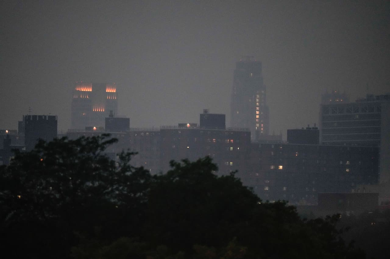 El horizonte de la ciudad de Nueva York se ve a través de la neblina del Yankee Stadium.