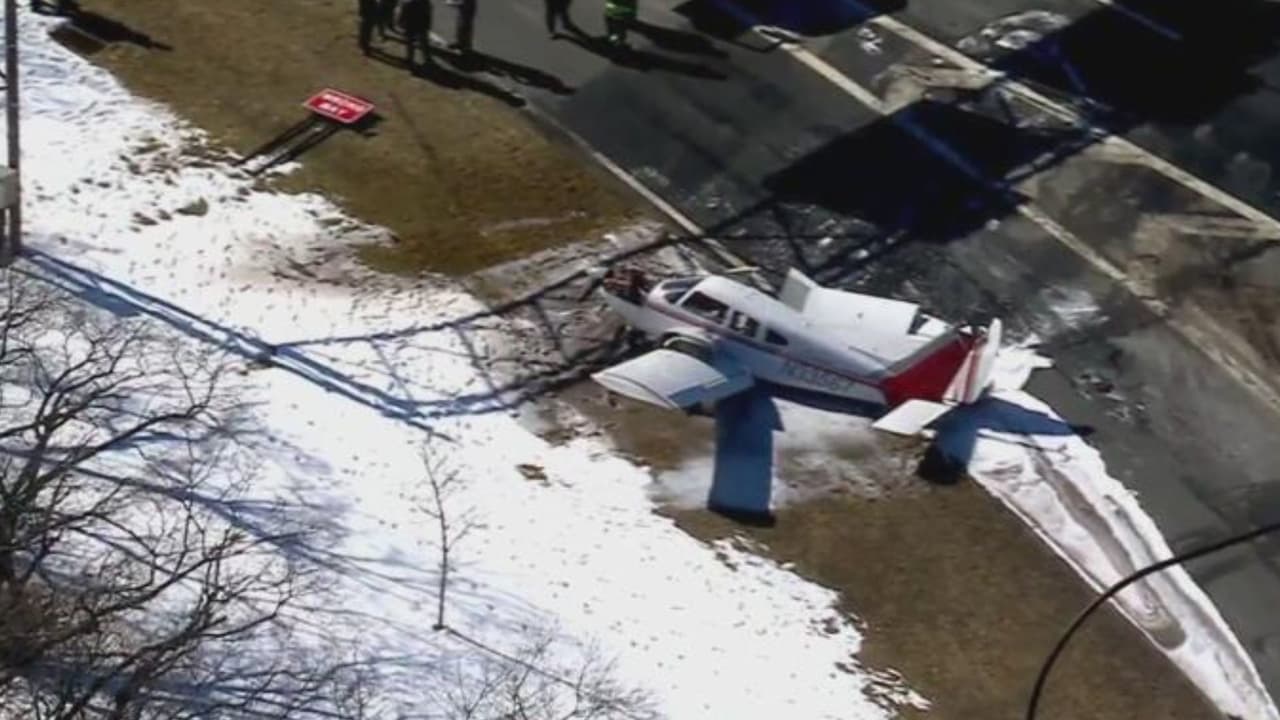 Avioneta aterriza de emergencia sobre autopista en Long Island