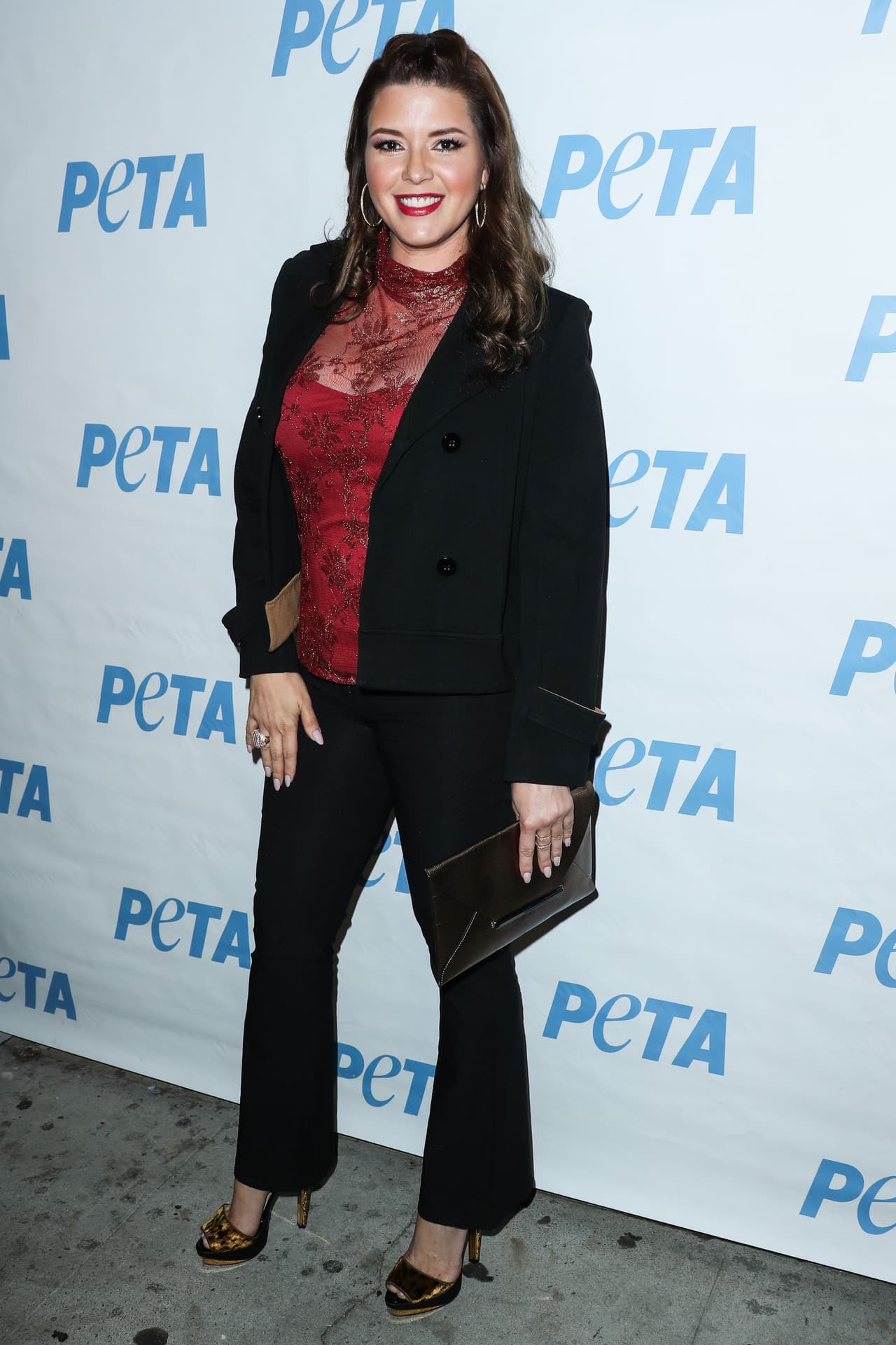 Con un top rojo y traje negro, impecable.