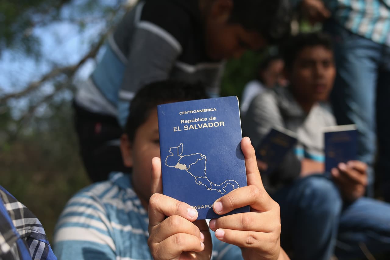 "Entre 20 y 30 minutos": Consulado de El Salvador en Houston anuncia entregas exprés de pasaportes 