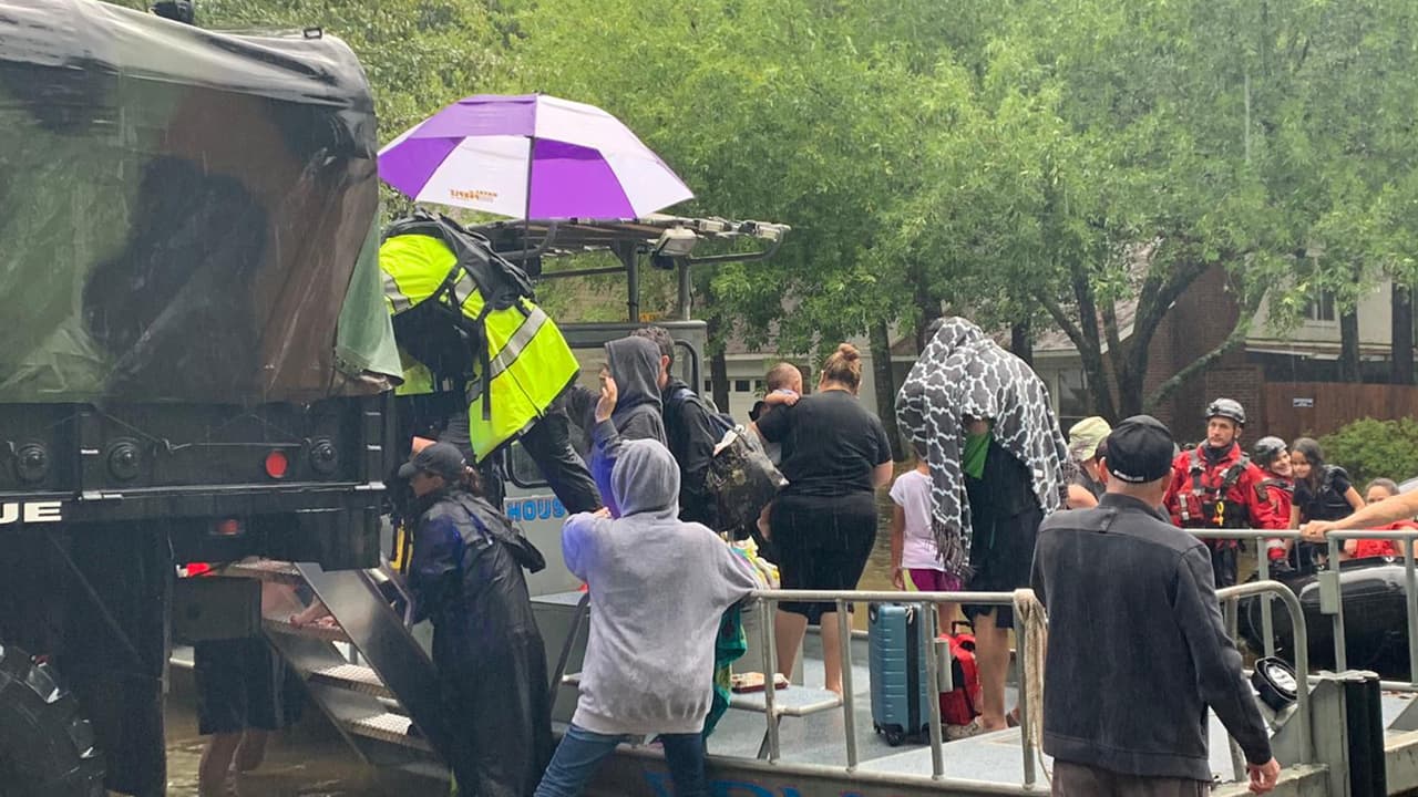 En Kingwood familias enteras son evacuadas de sus residencias