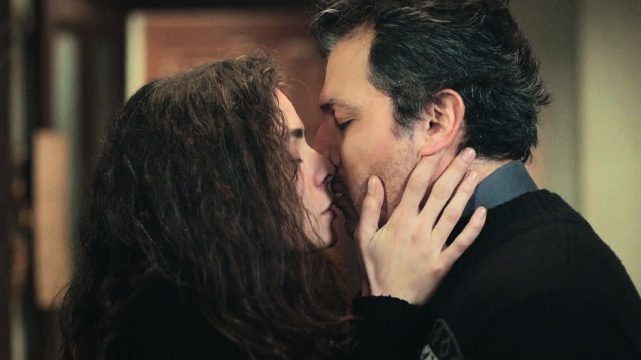 Bahar besa con todo su amor a Arif