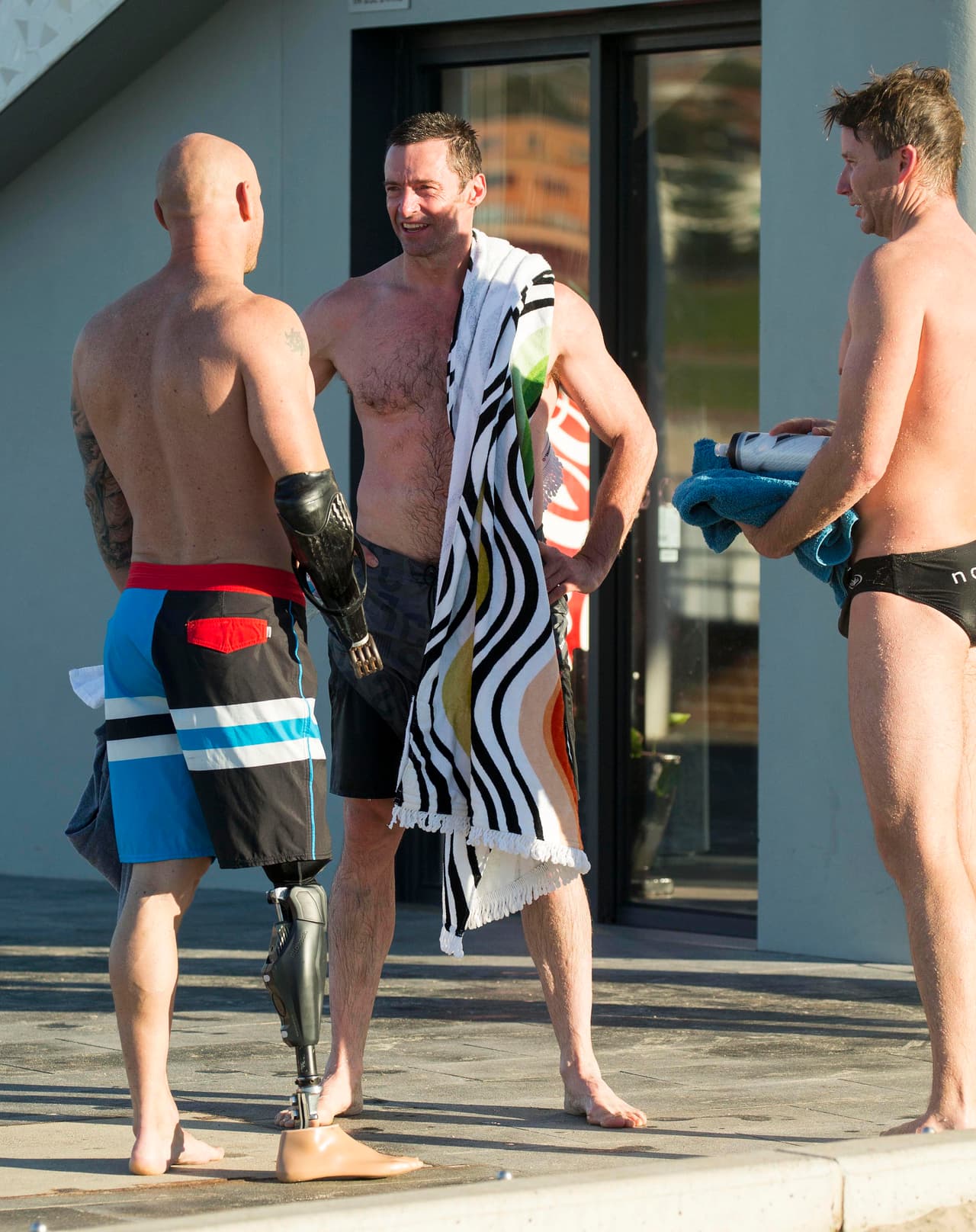 Se puso a platicar con un amigo que tiene una prótesis en la pierna derecha.