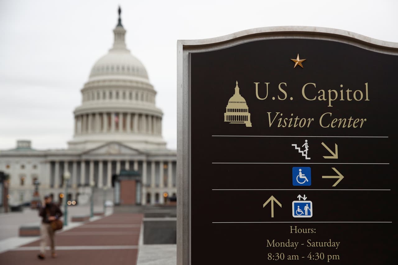 Por otro lado, este jueves, los funcionarios encargados de la seguridad del Congreso anunciaron que los edificios de oficinas del Senado y de la Cámara de Representantes permanecerán cerrados hasta el 1 de abril y solo podrán acceder a esas instalaciones los legisladores, sus equipos y los periodistas.