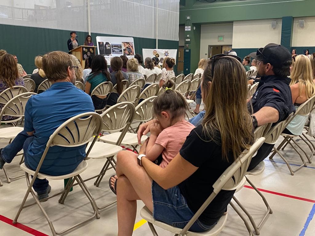 La joven portaba un body/top de tirantes en color negro, pantalones color verde marca Dickies, cinturón negro con ojales y zapatos Vans en color negros.