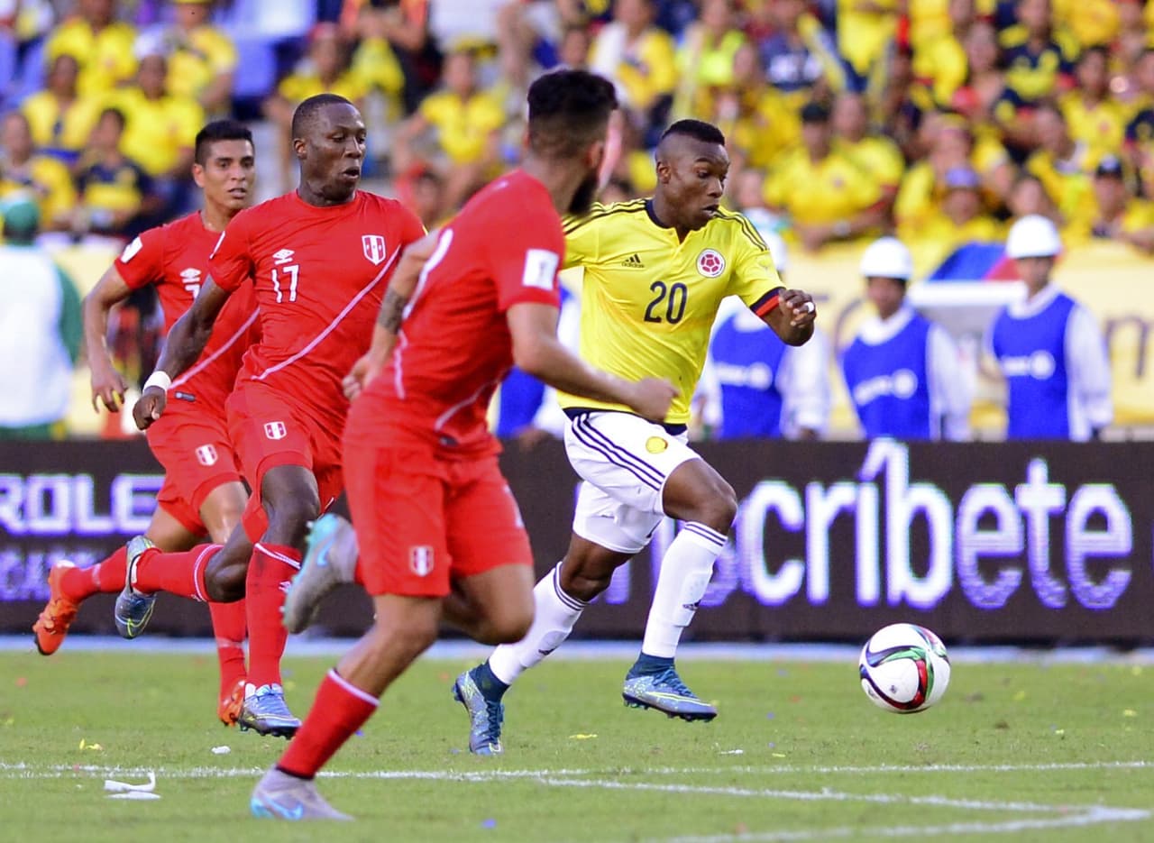 Las cualidades de Castillo lo llevaron a debutar en la Selección Colombia de Mayores en agosto de 2015 en un amistoso contra Perú. En octubre de ese mismo año, contra ese mismo país, disputaría su primer partido en eliminatorias, en el triunfo 2-0 de los cafeteros.