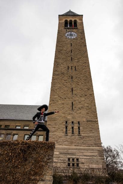 Universidad de Cornell, Ithaca, EEUU. Un buen mariachi llega a tiempo a la serenata, aunque le quede lejos. Y llega bien uniformado e informado. Foto: François du Châtenet