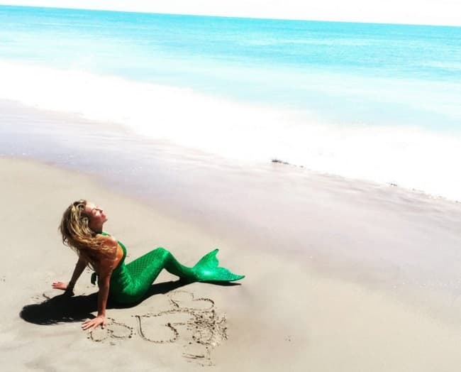 Thalía se veía muy sexy, y hasta posó a la orilla de la playa como una verdadera sirena.