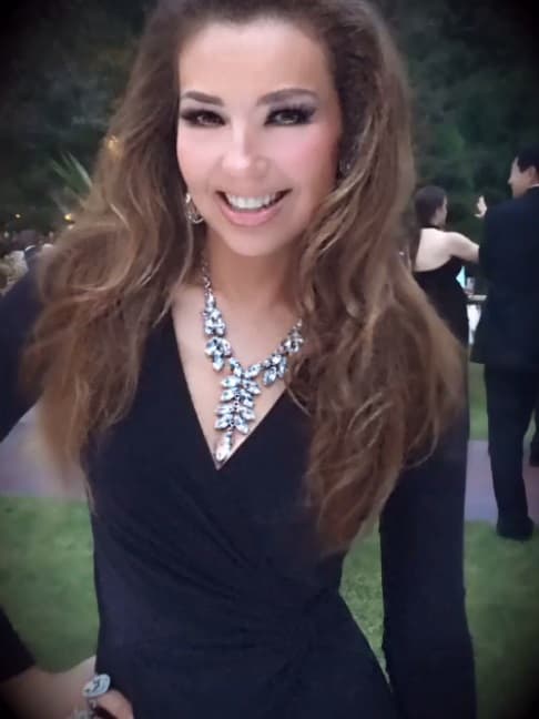 No descuidó nada para lucir como toda una chica Bond. Peinado, maquillaje, accesorios y vestido de diez.