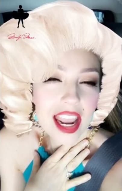 Tampoco se resistió a la tentación de Snapchat, en donde se divirtió cantando con el filtro de Marilyn.