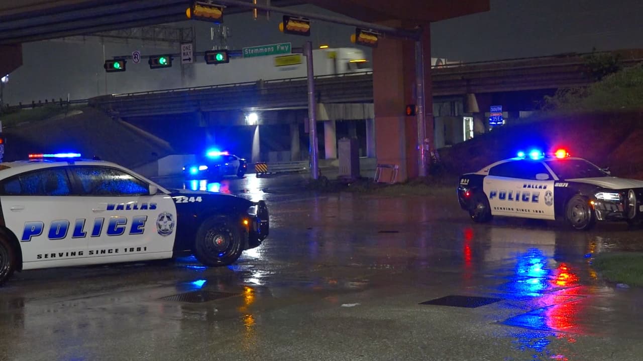 La policía de Dallas cerró varios cruces como en Stemmons Fwy bajo pasos a desnivel. En esta zona de la I35E y Royal Lane se reportaron varios rescates.
