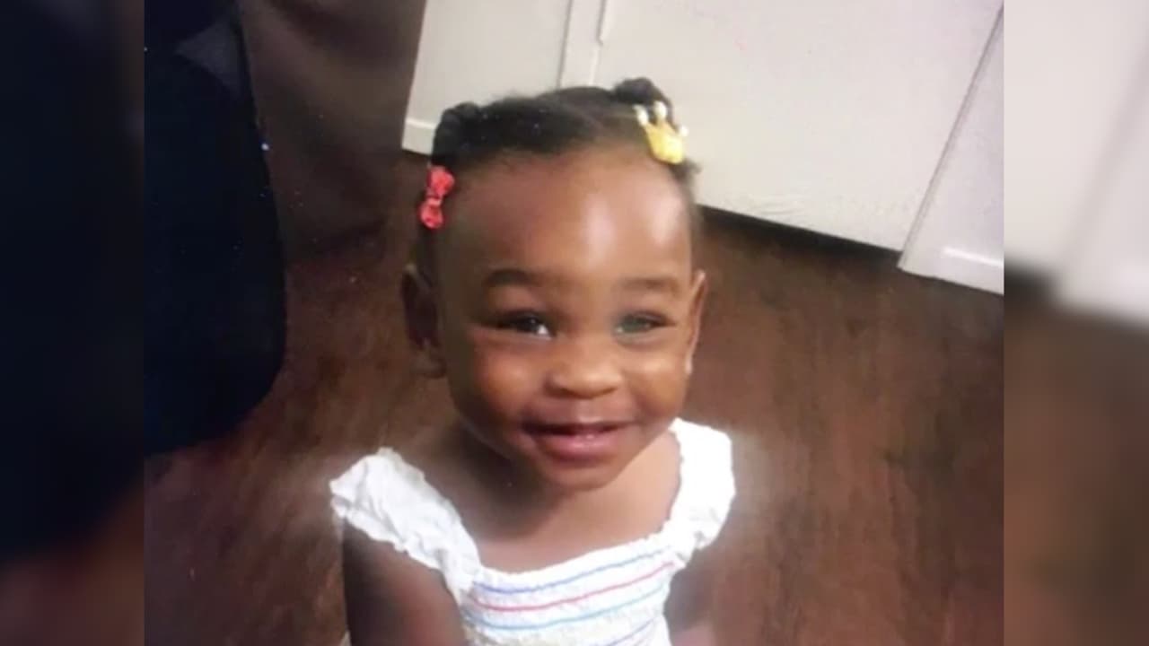 La policía comenzó a sospechar después de descubrir una muñeca de tamaño natural vestida con la misma ropa que Christon afirmó que usaba Hazana cuando desapareció. La muñeca estaba tirada en un contenedor de basura cerca de donde la mujer estacionaba su carro.