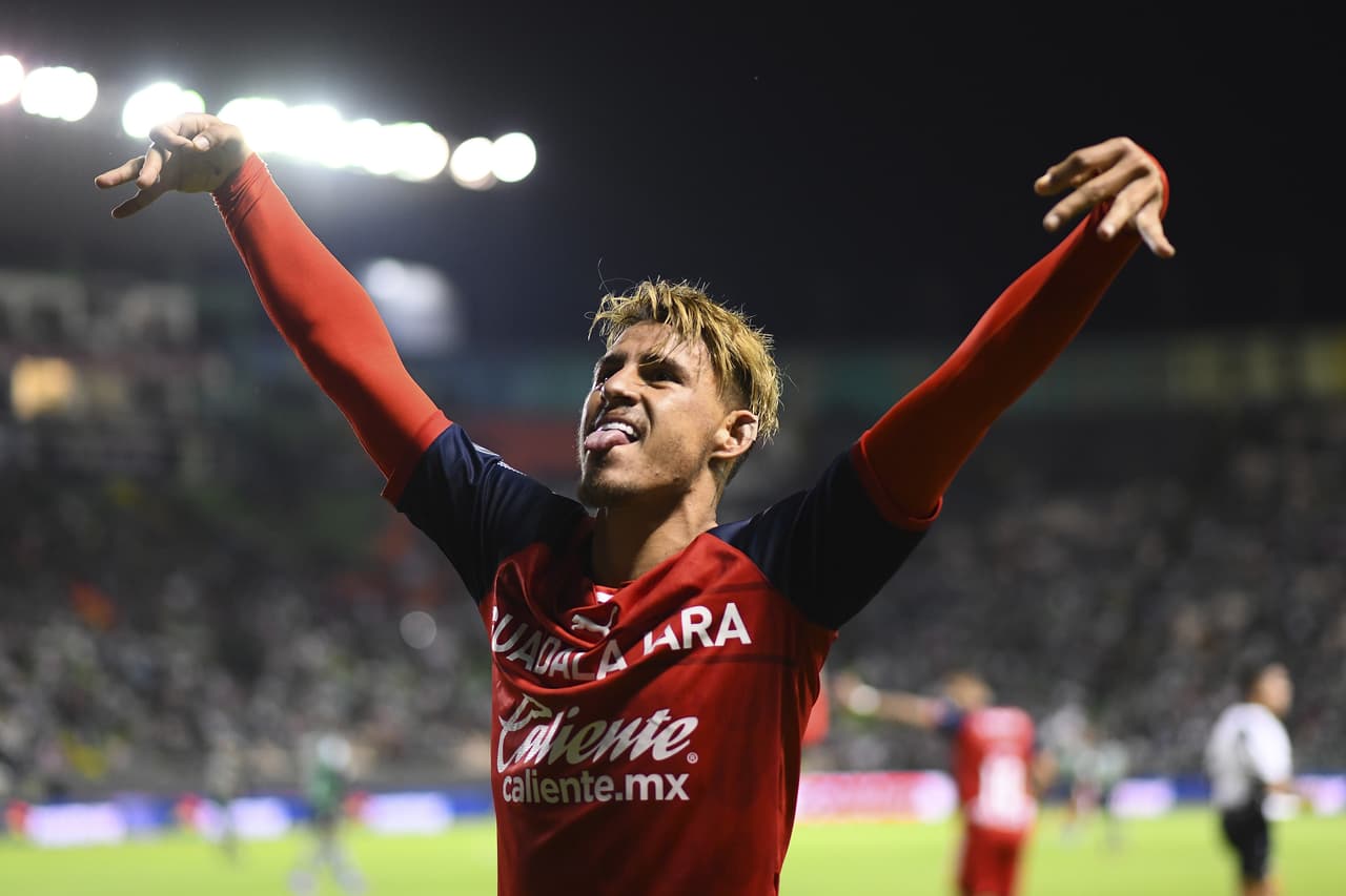 El lateral izquierod cabeceó después d eun gran desborde de Brizuela.