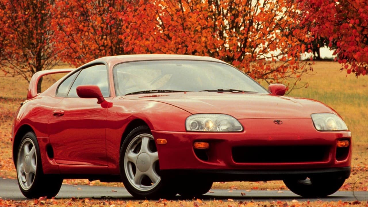 Las cosas bajo el capó de la cuarta generación del Toyota Supra se pusieron muy serias. Mientras que el Supra regular usaba un 6 cilindros en línea de 3.0 litros que producía 220 caballos de fuerza, el plato principal el Supra Turbo cuyo motor contaba también con 3.0 litros pero produciendo 320 caballos de fuerza gracias a dos turboalimentadores que trabajaban en forma secuencial. El nuevo Supra aprovechaba muy bien la potencia gracias un bajo peso logrado por capó y otras partes estructurales de aluminio, tanque de gasolina de plástico y rines de magnesio. El auto pesaba cerca de 200 libras menos que el vehículo que sustituyó.