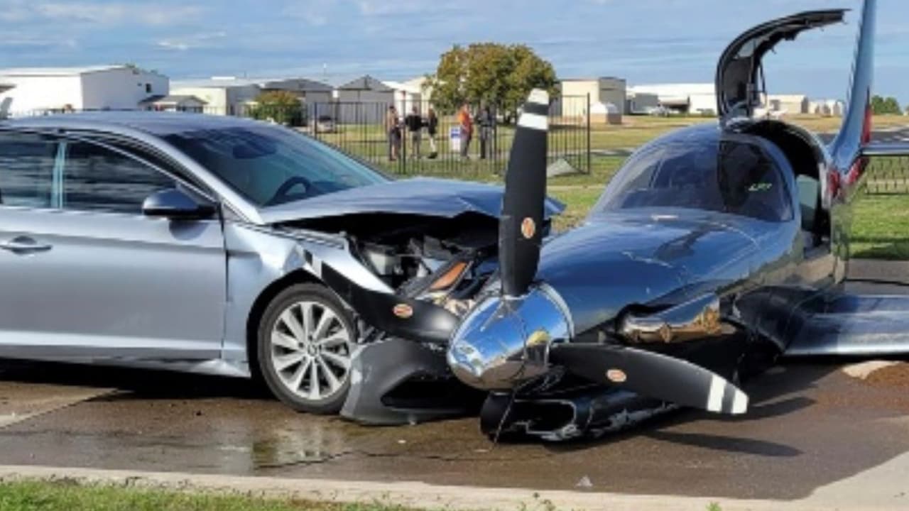Según los informes proporcionados por los Bomberos de McKinney y la Administración Federal de Aviación (FAA), el piloto de una avioneta monomotor Lancair IV-P
<b>no pudo detenerse al final de la pista</b>. Como resultado,
<b>la aeronave atravesó una valla y se precipitó sobre Virginia Parkway</b> en dirección este, colisionando con un vehículo que transitaba por la zona.