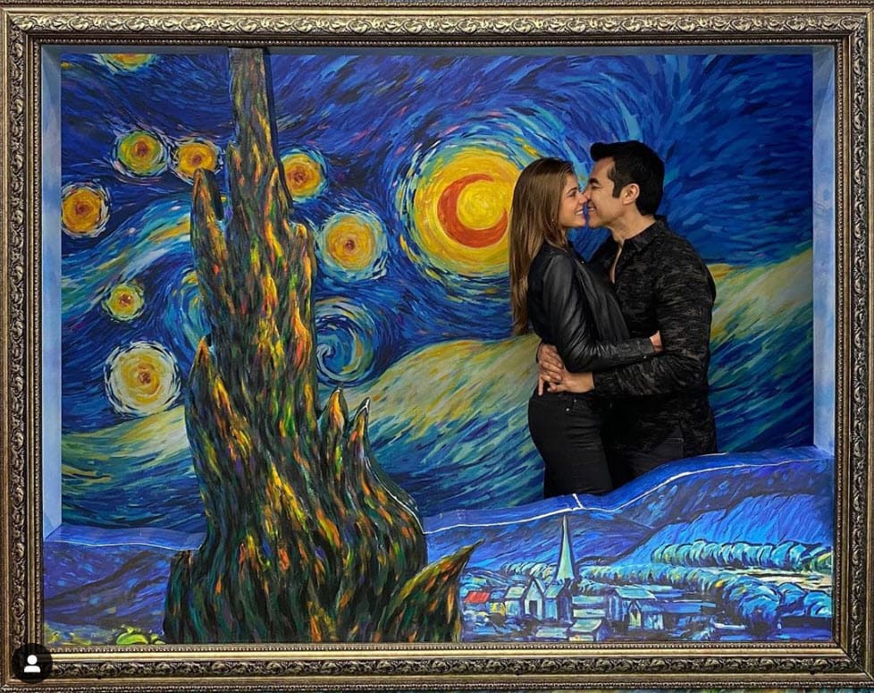 La pareja comenzó a dar de qué hablar desde el 2019 cuando fueron vistos saliendo de fiesta
<b><a href="https://www.univision.com/famosos/ninel-conde-asegura-que-cacho-a-jose-manuel-figueroa-siendole-infiel-con-angelica-vale-fotos" target="_blank">con José Manuel Figueroa</a></b>. En aquel entonces ya daban muestras de su buena química.
<br>