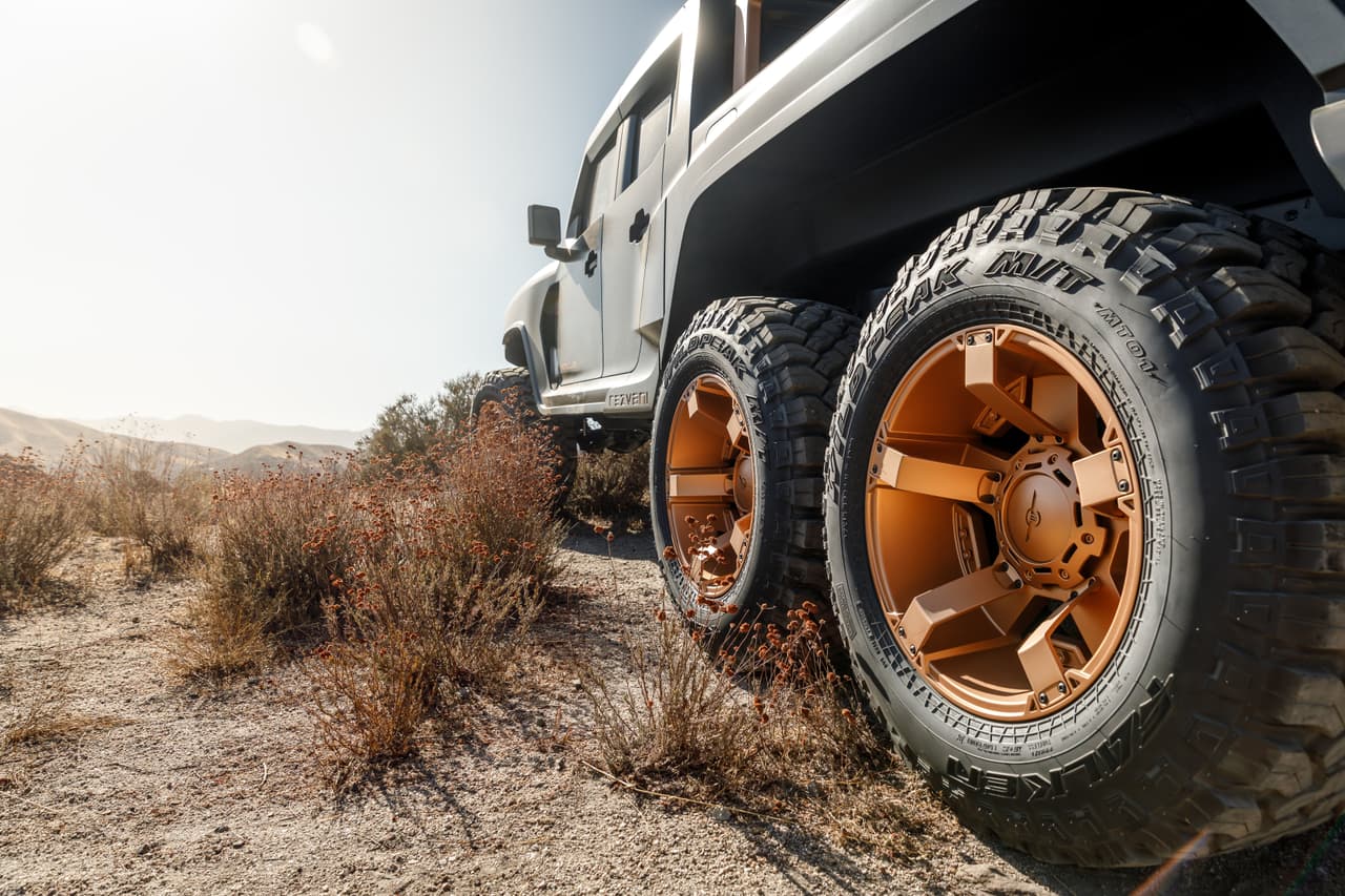 En cuanto a su capacidad off-road, el Hércules se encuentra equipado con enormes neumáticos todoterreno de 37”, suspensión Fox Racing, eje Dana 60 con blocaje y compresor de aire.En cuanto a su capacidad off-road, el Hércules se encuentra equipado con enormes neumáticos todoterreno de 37”, suspensión Fox Racing, eje Dana 60 con blocaje y compresor de aire.
<br>