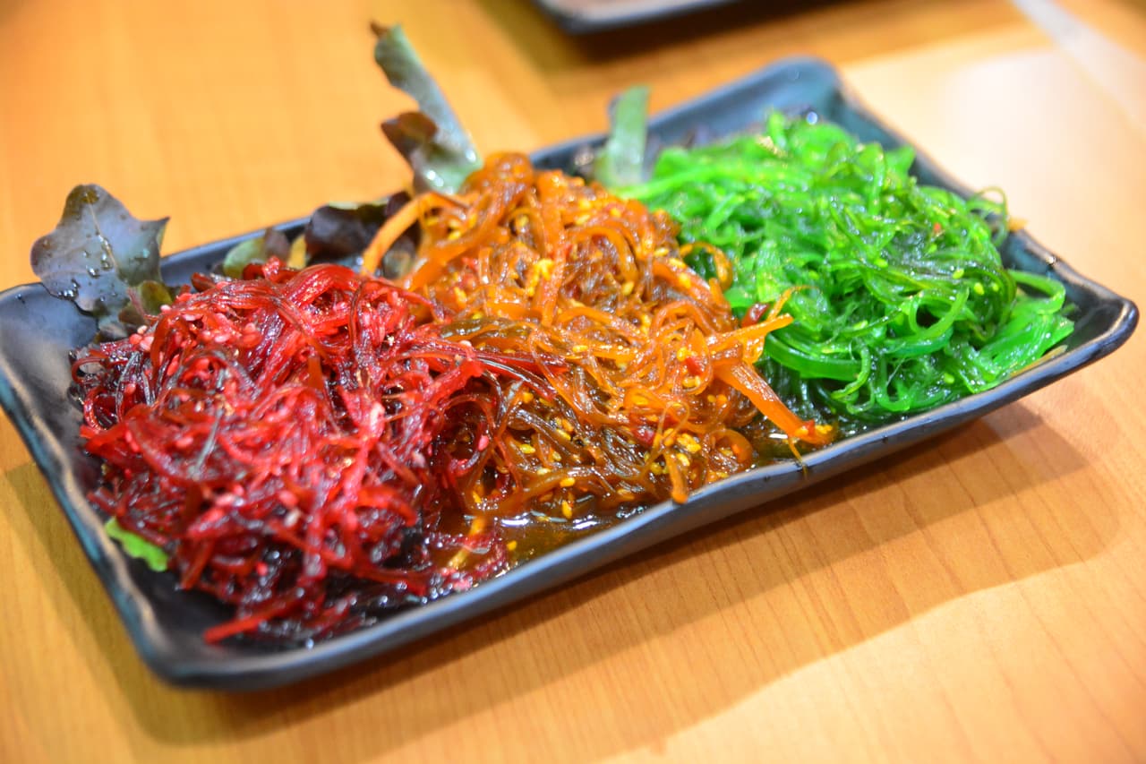 <b>Algas, verduras del mar. </b>Las algas son una
<b> </b>alternativa muy interesante como fuente de proteínas. Además, generan pocos residuos y hay espacio submarino suficiente en el planeta para cultivarlas en grandes cantidades. Se encuentran en el supermercado en forma de ensalada (alga wakame), sushi (alga nori) o deshidratadas (alga kombu).